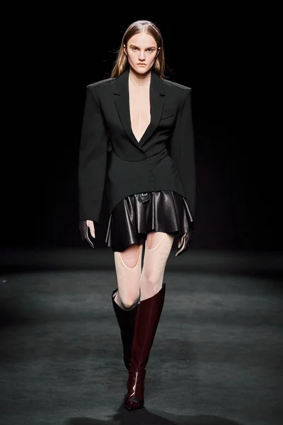 Look 16